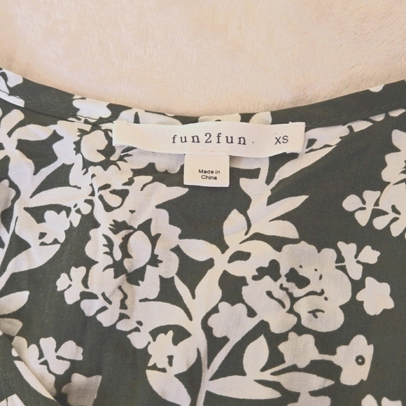 NWOT Fun2Fun V-Neck High/Low Pleated Top Dark Green/Cream Size XS - Picture 11 of 13